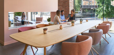 Elegant mødebord i mødelokale